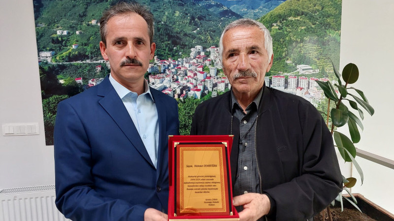 Yeni muhtardan eski muhtara plaket
