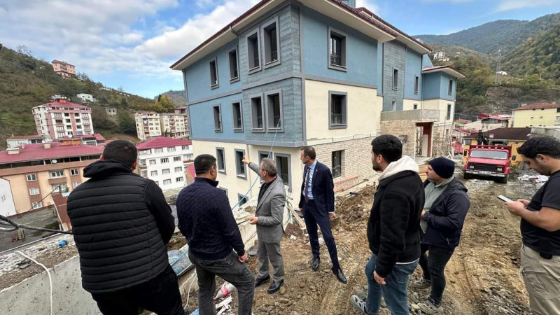 Şalpazarı Kaymakamı ve Belediye Başkanı TOKİ Konutlarında İncelemelerde Bulundu