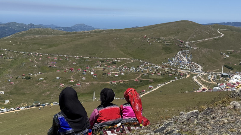 Kadırga Yaylası’nda Tarihi Şenlik: Araç Kuyrukları Kilometrelerce Uzadı