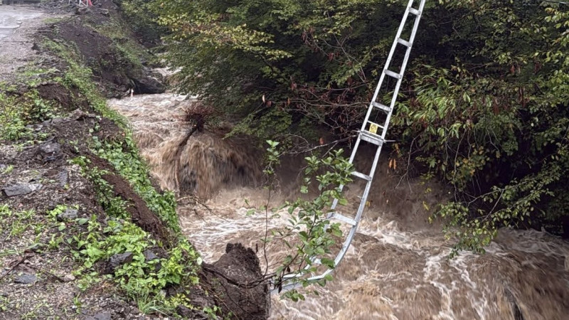 Şalpazarı’nda Heyelan Nedeniyle Enerji Direği Dereye Kaydı